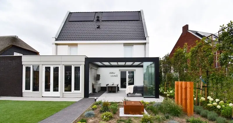 Cube veranda next to an extension