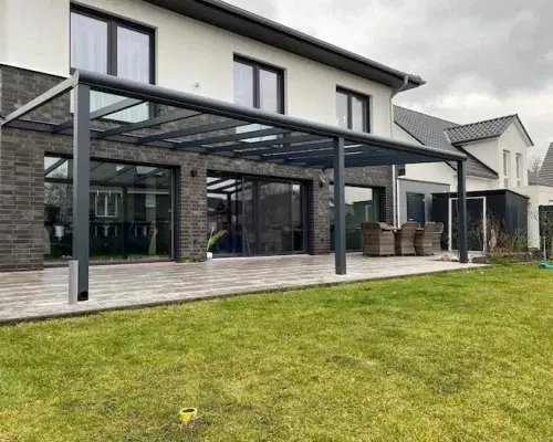 Breite Veranda mit Glasdach und offenen Seiten sowie Vorderseite