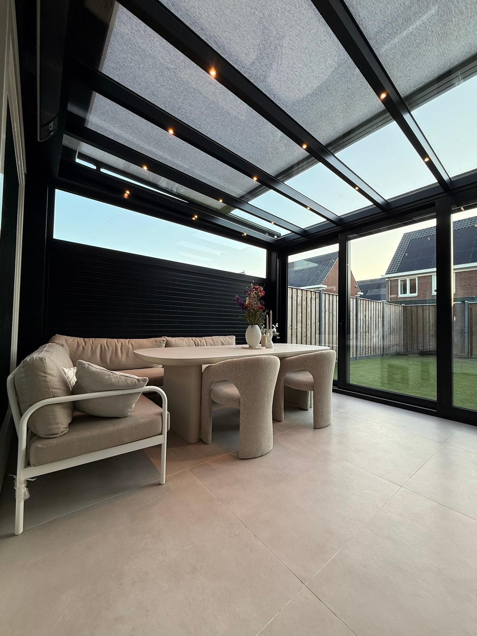 Veranda met sfeerverlichting in de avond