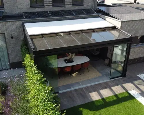 Veranda mit Sonnenschutz aus der Vogelperspektive