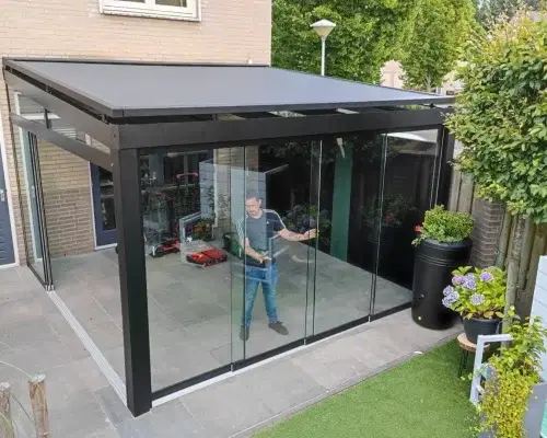 Verglaste Veranda mit Sonnenschutz und Schiebetüren