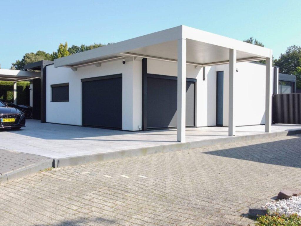 Weißer Carport neben einem Bungalow