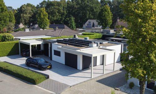 Bungalow mit zwei Carports, von oben fotografiert