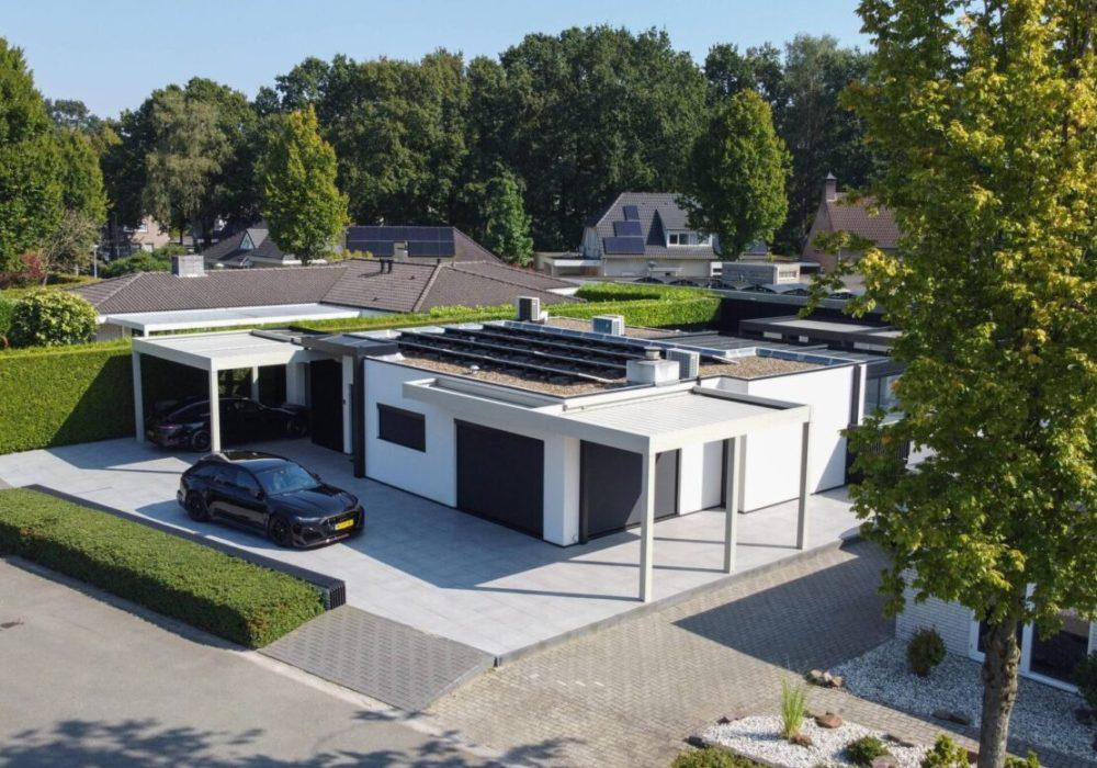 Bungalow mit zwei Carports, von oben fotografiert
