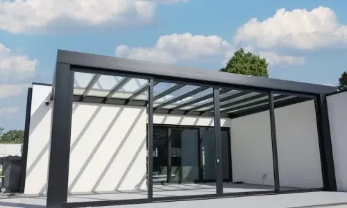 Schlichte, kubische Veranda mit Glastüren