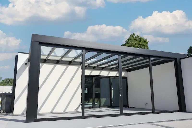Schlichte, kubische Veranda mit Glastüren