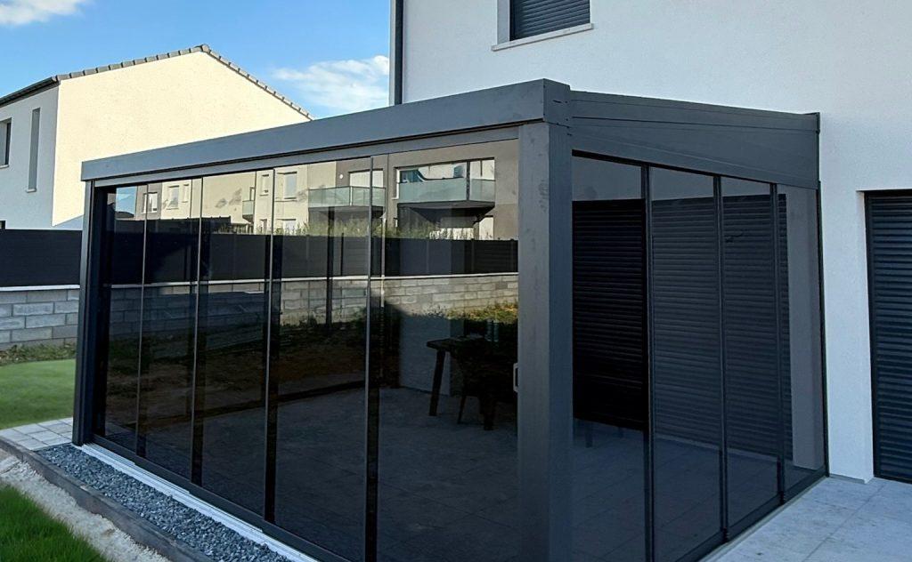 Eine dunkle Veranda mit getönten Glaswänden
