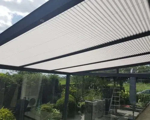 Store plissé sur le toit vitré d'une verrière