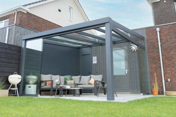 Tuinkamer-met-glazen-schuifwanden