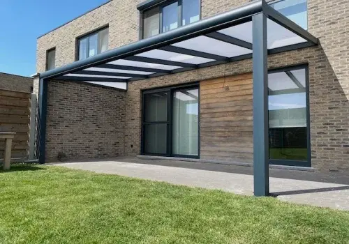 Veranda mit Glasdach an einem Reihenhaus