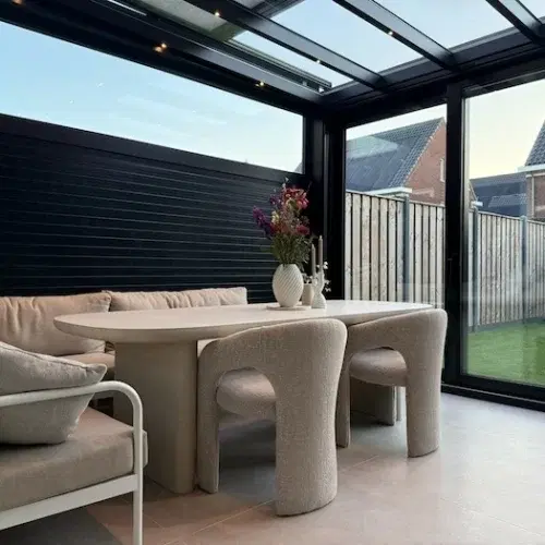 Veranda mit Glasdach, von innen gesehen, mit Möbeln