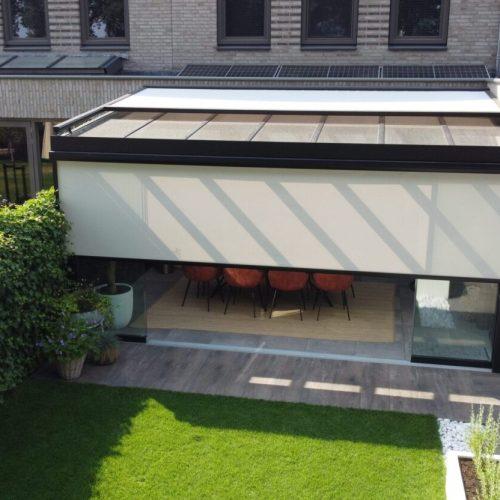 Halbgeschlossener Sonnenschutz auf einer Veranda mit Glasdach
