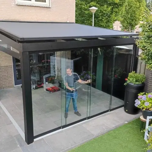 Verglaste Veranda mit Sonnenschutz und Schiebetüren